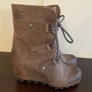 Sorel Joan Of Arc Wedge II Waterproof leather uppers Boots in Ash Brown